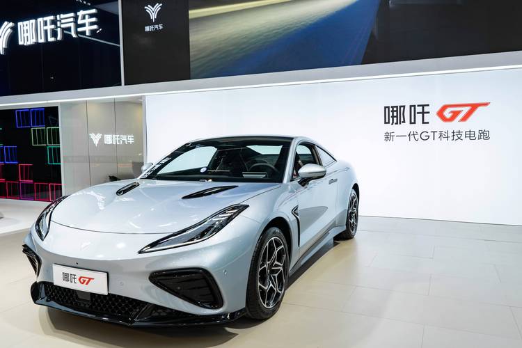 惠州320哪吒汽车在智能汽车领域的表现，领途汽车在新能源汽车市场中的影响力